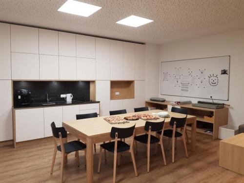 Konferenzzimmer - Volksschule - Küchenstudio Ortner 